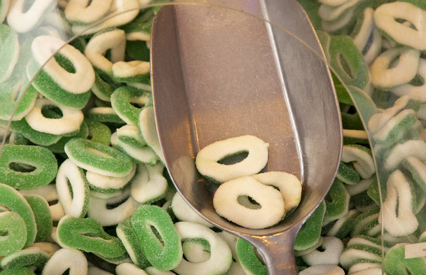 Anneaux de bonbons aigre-vert avec cuillère
 - Photo, image