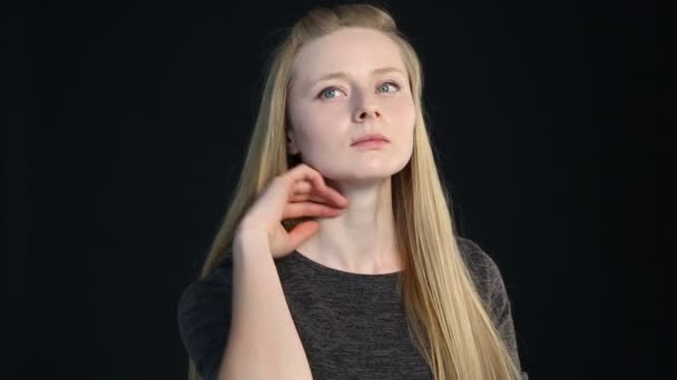 retrato emocional de uma menina loira em um fundo preto
 - Filmagem, Vídeo