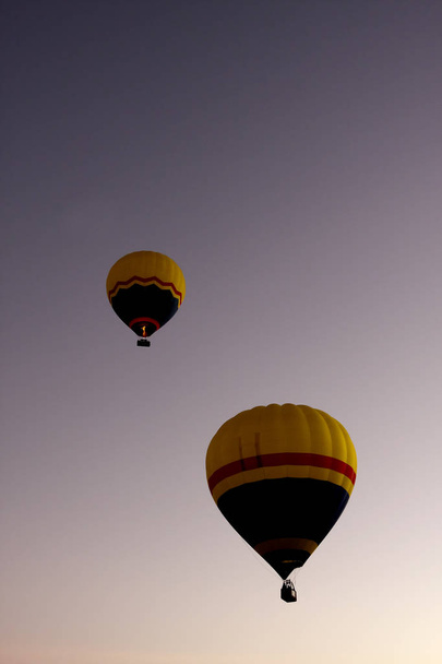 Deux montgolfières dans le ciel du matin
 - Photo, image
