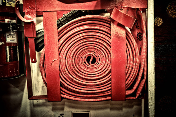 Extintor de incendios y carrete de manguera de fuego
  - Foto, imagen
