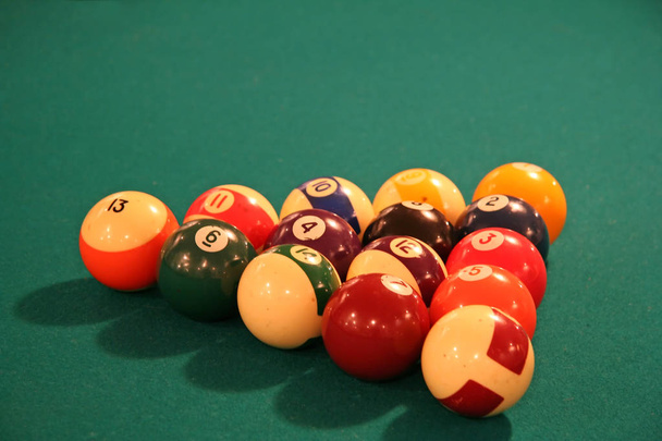 ラックのボール ビリヤード テーブル - 写真・画像