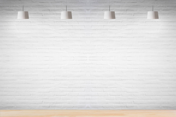Witte bakstenen muur in de kamer met houten vloer met lampen. - Foto, afbeelding