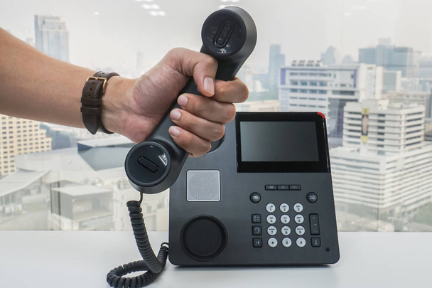 コミュニケーションおよびマーケティングのオフィスの Ip 電話の実業家ホールド ヘッドセットを閉じる - 写真・画像