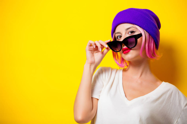 Mädchen mit rosa Haaren, lila Hut und Sonnenbrille - Foto, Bild