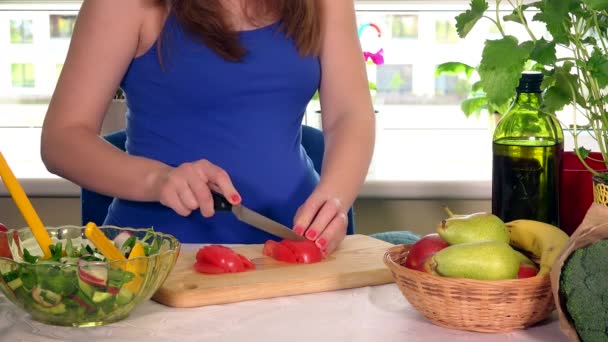 Embarazada chica manos preparación ensalada de tomate verduras
 - Metraje, vídeo