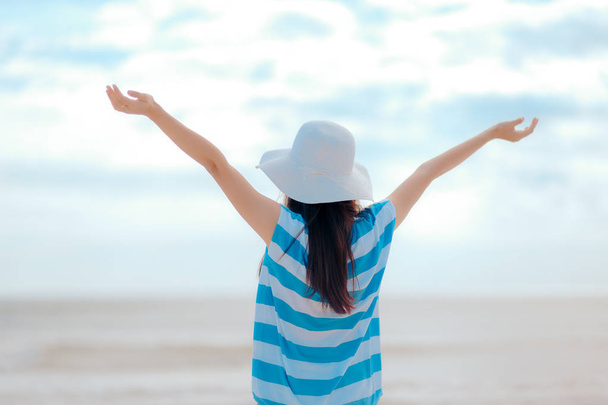 Allegro felice donna raggiungendo le braccia in spiaggia
 - Foto, immagini