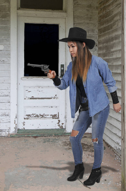 Cowgirl met relvolver - Foto, afbeelding