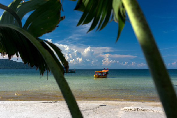 Жовтий longtail човен, ошвартовані біля пляжу на острові Ко-Ронг-Samloem, Камбоджа - Фото, зображення