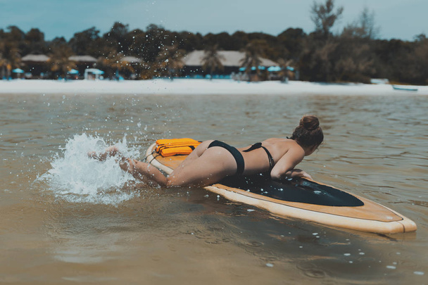 Сексуальная девушка плавает у доски для гребли. Ко Ронг Самлум. Сарасэн-Бей
.  - Фото, изображение