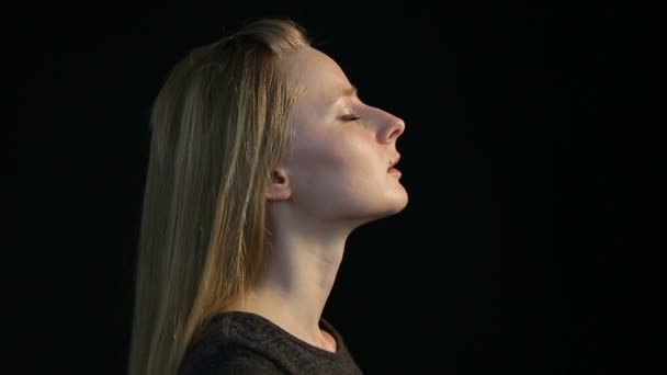 emotionaalinen muotokuva vaalea tyttö mustalla taustalla
 - Materiaali, video