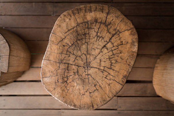 木製の床に立つ手作りの自然な木製の椅子.  - 写真・画像