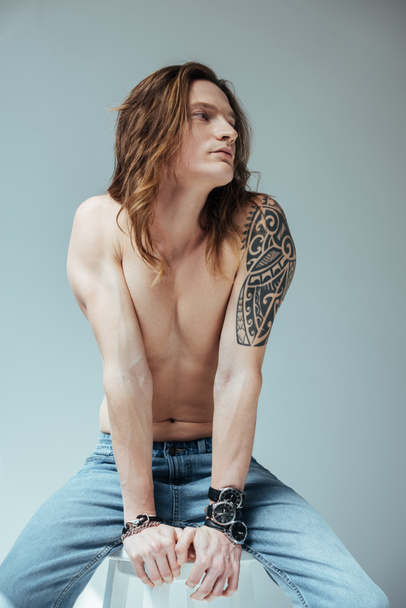 szexi tetovált félmeztelen férfi farmer, elszigetelt szürke - Fotó, kép