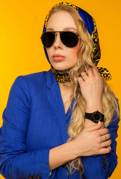 Modeporträt einer schönen Blondine in blauem Schal und Jacke - Foto, Bild