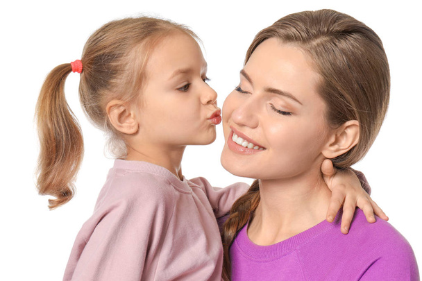 niedliches kleines Mädchen küsst Mutter  - Foto, Bild