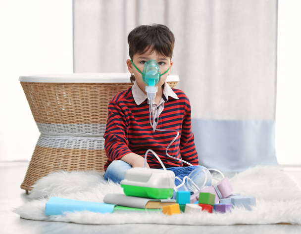Boy using asthma machine at home - Φωτογραφία, εικόνα