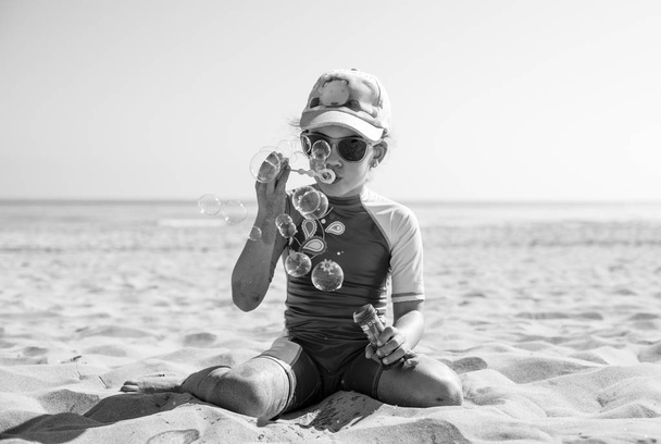 Klein meisje poseren strand - Foto, afbeelding