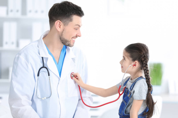 Children's doctor with little girl in hospital - Foto, imagen