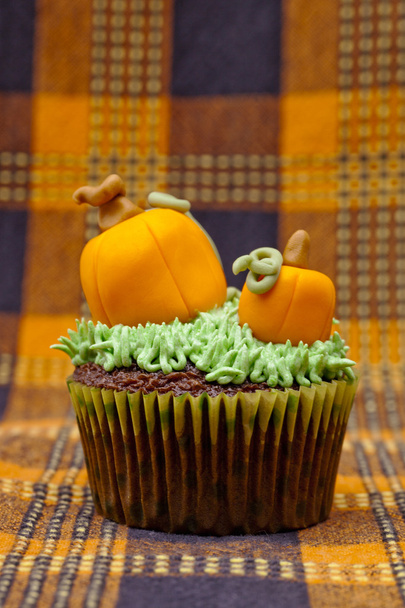 cupcake saboroso decorado com miniatura de abóbora
 - Foto, Imagem