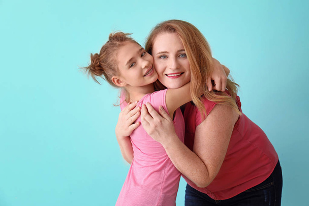 Szczęśliwy Mama i córka przytulanie  - Zdjęcie, obraz