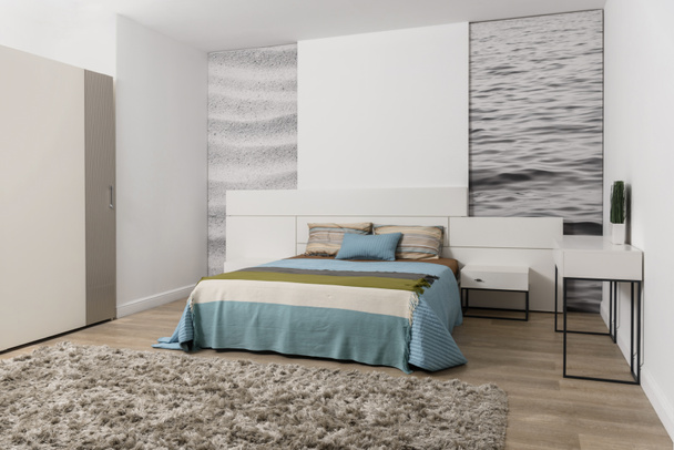 Linge marron et bleu sur le lit dans une chambre confortable
 - Photo, image