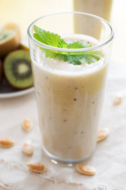 Fruit smoothie with mint and kiwi - Foto, afbeelding