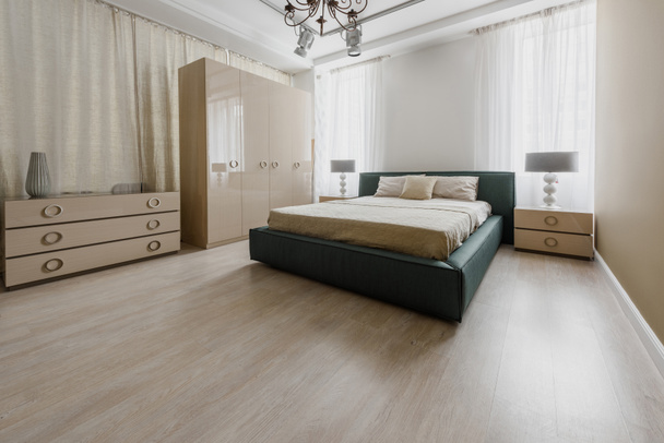 Amplia cama en dormitorio moderno renovado
 - Foto, Imagen