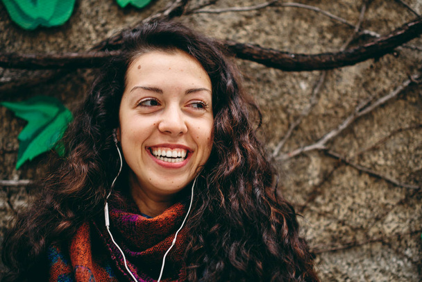 šťastná žena poslouchá hudbu venku - Fotografie, Obrázek