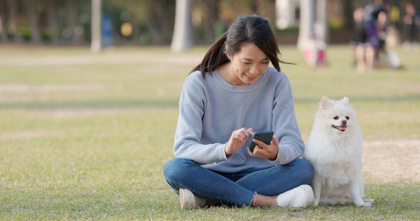 Lecture femme sur smartphone dans le parc de la ville
 - Photo, image