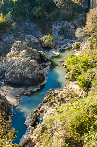 ο ποταμός Φιόρα στο τέντωμα κάτω από το κάστρο του Vulci - Φωτογραφία, εικόνα