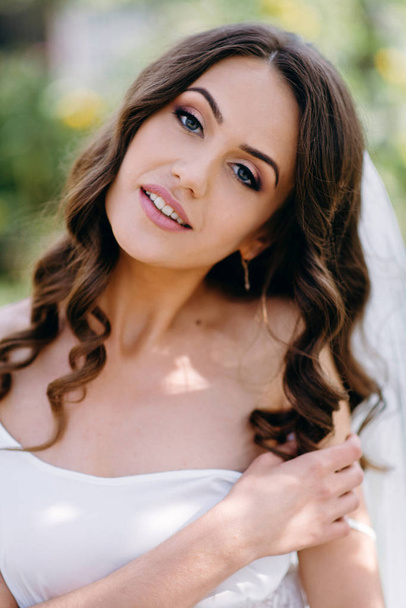Bride with wavy hair smiling and looking at camera - Foto, Imagen