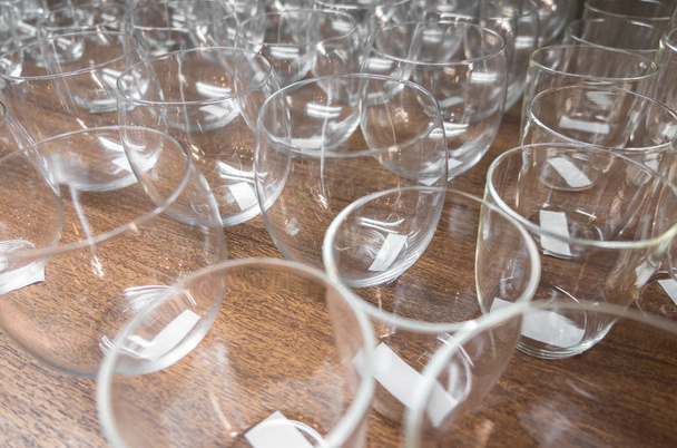 Nombreux verres sur une table en bois
 - Photo, image