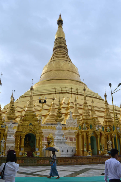 The national religious symbol of Burmese. It's the shwedagon Pag - Foto, Imagen