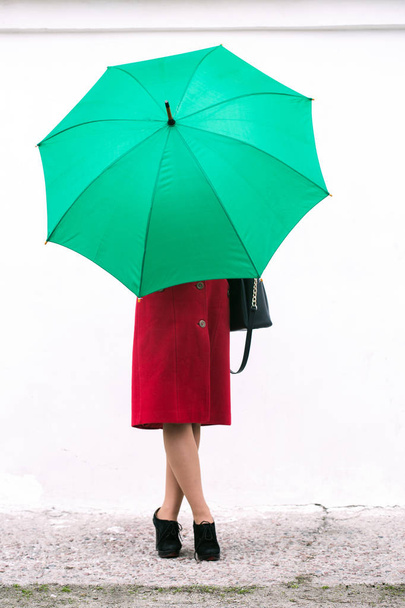 Gezicht bedekt met een paraplu - Foto, afbeelding