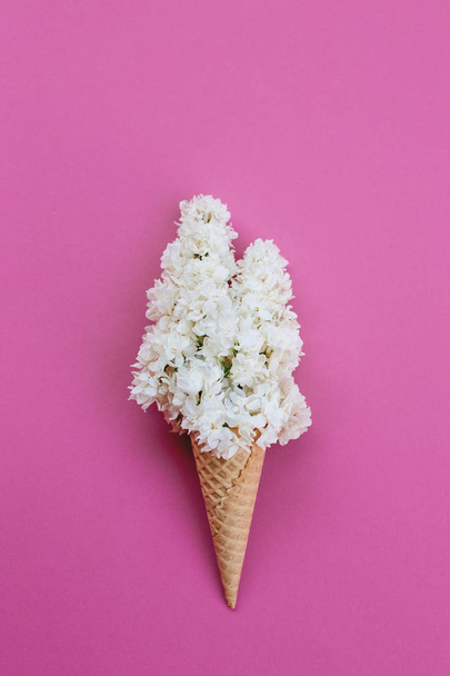 Ice cream cone with flowers. - Foto, Imagem