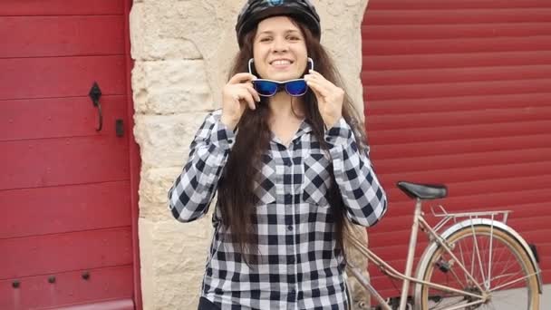 Jonge vrouw met een fiets op een stad straat - Video