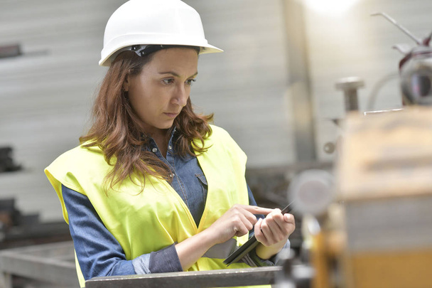 Metal industry engineer controlling work in factory - Zdjęcie, obraz