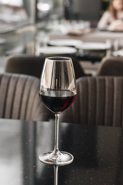 bicchiere da vino con vino rosso sul tavolo nero
 - Foto, immagini
