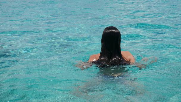 Musta tukka tyttö ui sinisellä merellä - ammuttiin takaa - Cozumel, Meksiko
 - Valokuva, kuva
