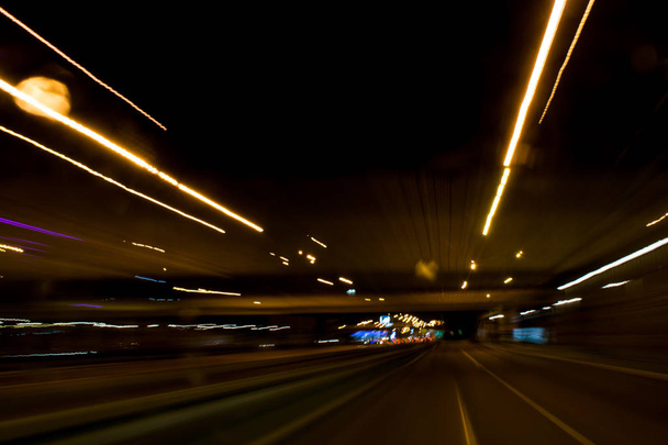 Μακροχρόνια έκθεση κατά την οδήγηση στο κέντρο της πόλης τη νύχτα 0003 - Φωτογραφία, εικόνα