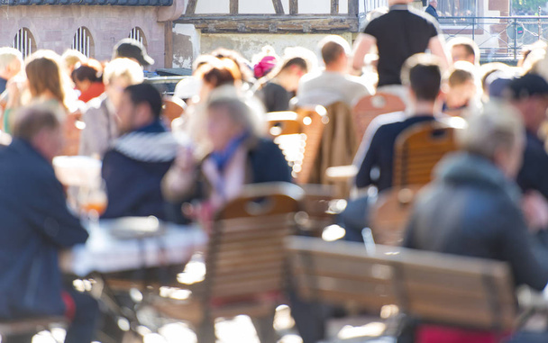 Lidé v pouliční kavárně v Evropě rozostřeného obrazu jako pozadí - Fotografie, Obrázek