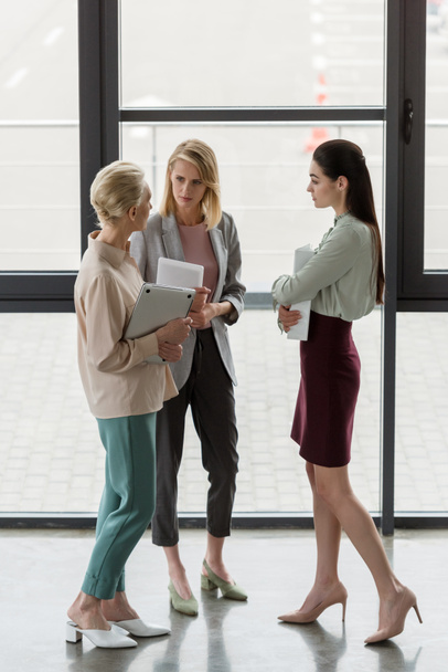 tres mujeres de negocios profesionales hablando en el cargo
 - Foto, Imagen