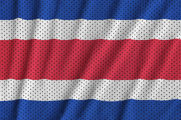 Флаг Коста-Рики напечатан на полиэфирной нейлоновой ткани спортивной сетки с некоторыми складками
 - Фото, изображение
