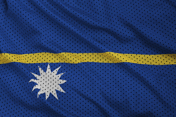 Vlag van Nauru afgedrukt op een polyester nylon sportkleding mesh stof w - Foto, afbeelding
