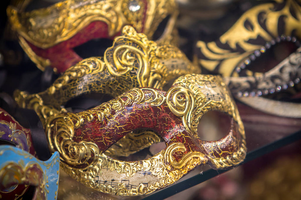 Багато прикрашений карнавальні маски
 - Фото, зображення