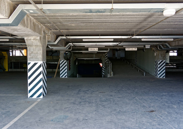 Cobertizo industrial vacío o estacionamiento. Urbano, Rough Under-construction Background. Interior del almacén vacío. - Foto, imagen