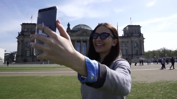 Happy Travel Woman Making Video Call On Smartphone, Reichstag Building, Berlim
 - Filmagem, Vídeo