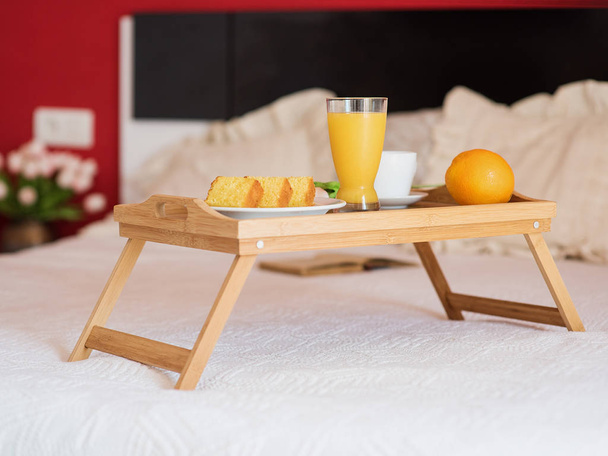 breakfast in bed a glass of orange juice - Фото, изображение