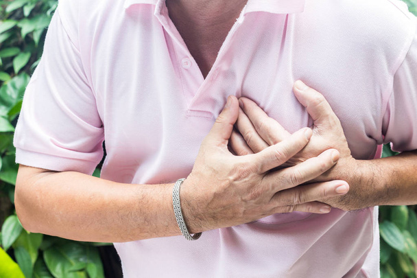 Hombre con dolor en el pecho - ataque al corazón - Foto, imagen