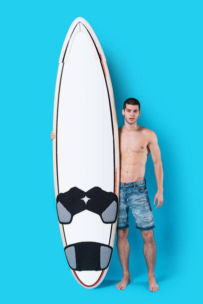 surfař drží surfovací prkno - Fotografie, Obrázek