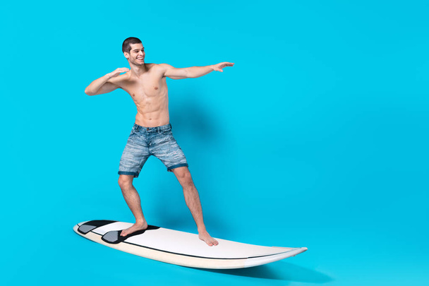 Happy surfer riding waves - Foto, Imagem
